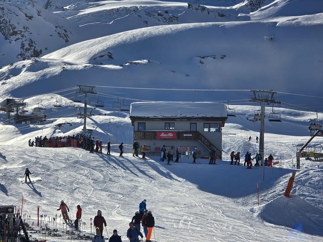 20251228_124618.jpg (1.24 MiB) 1652 mal betrachtet Lange Schlange am Panoramalift am Mitttag.