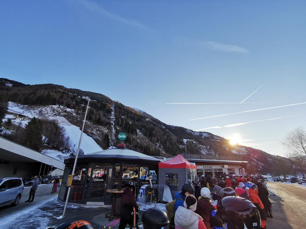 1. Ja. Gestaut hat es sich allerdings hier nur an den Kassen.