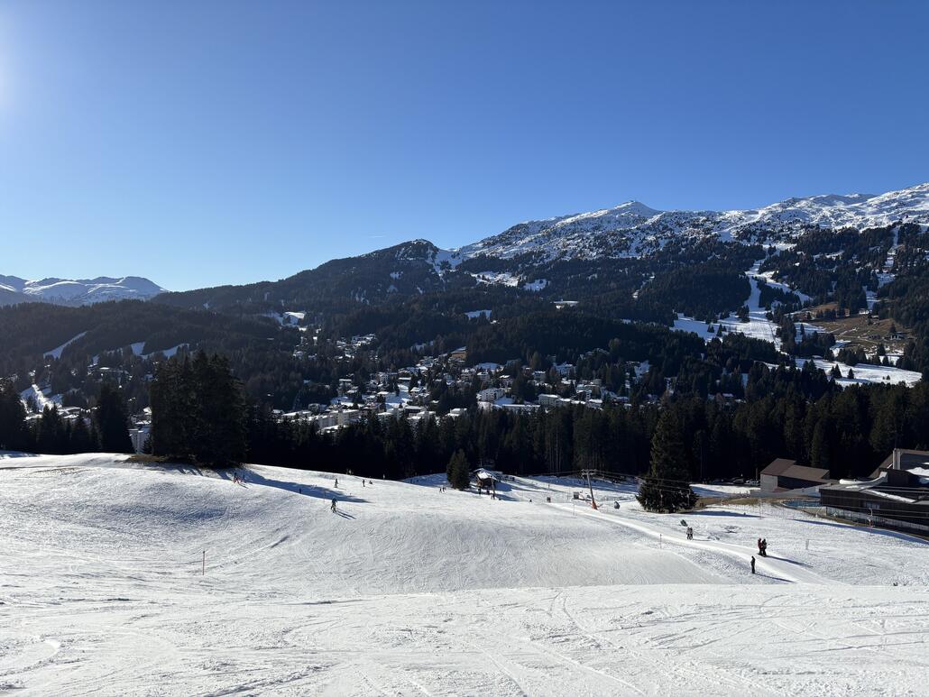 Dieschen. Macht Spass. Die von oben gesehen linke Piste ist in voller Breite geöffnet und in gutem Zustand, bei der rechten Variante fehlt noch viel Schnee. Zudem ist die Stimmung entspannt. Kein Vergleich zum Fadail, wo wir im Anschluss kurz waren. Dort herrscht ein unglaubliches Gewusel.