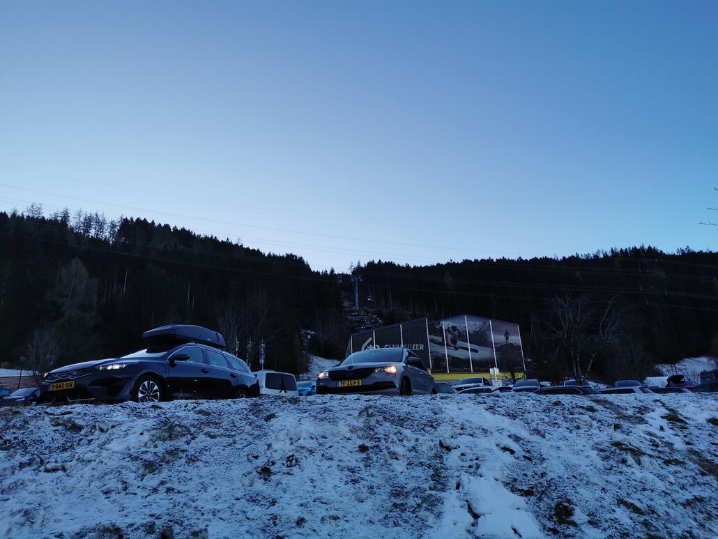 2. Weiter gehts also relativ stressfrei und ohne Stau direkt zur Talstation am Glungezer. Parkplatz ist zwar schon gut voll, aber keine Warteschlange an Kassa und Lift. Perfekt.