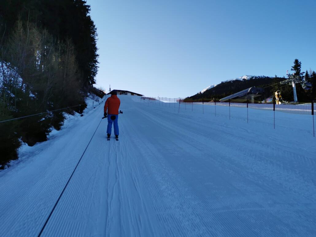 8. Stattdessen hätte man ihn weiter rauf verlängern sollen. Jetzt muss man einmal Babylift fahren. Zugegeben. Etwas steilen Babylift. Gefällt.