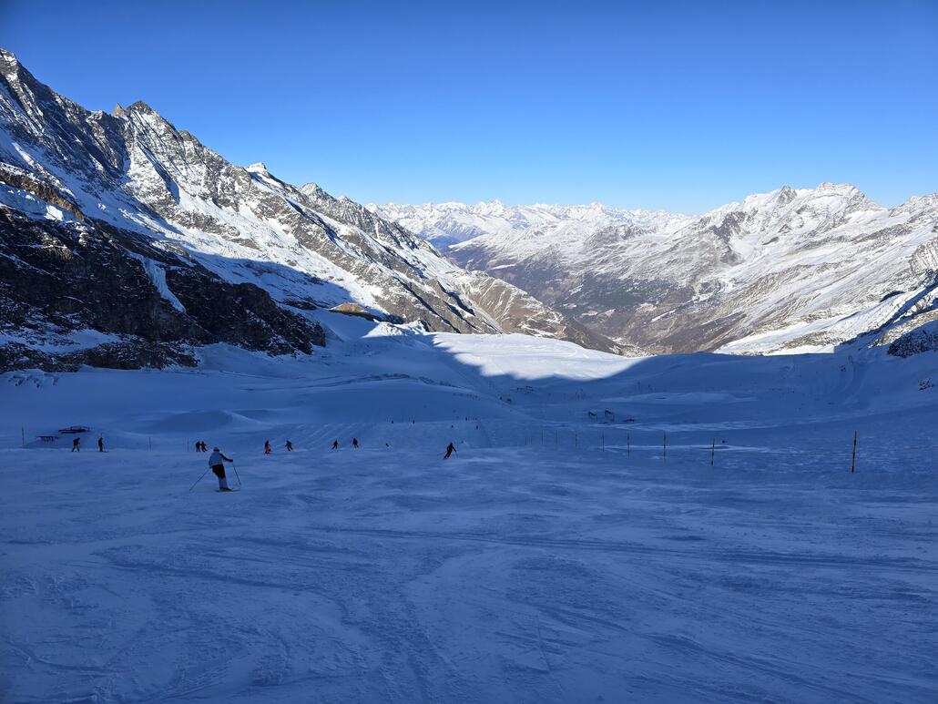 Nachmittags auf dem Gletscher. Die Piste ist zwar schon ordentlich zerfahren, aber in Kurzschwung durchaus noch gut zu fahren. Grosse Carvingschwünge sind um diese Uhrzeit aufgrund der Pistenverhältniase und der Dichte an Skifahrern aber natürlich kaum mehr möglich.