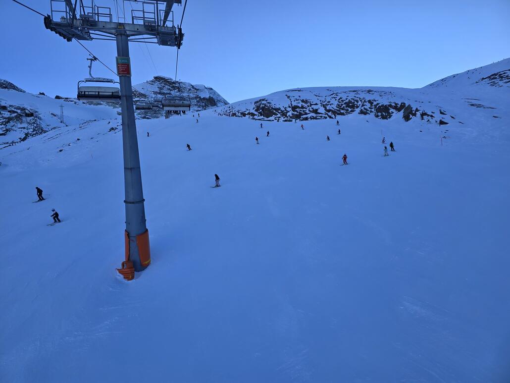 Nachmittags an der KSB Morenia. Die Piste 5a ist gut gefüllt, jedoch noch gut auszuhalten. Im unteren Bereich empfielt es sich auf die Piste 6 abzubiegen, da die meist relativ leer ist.