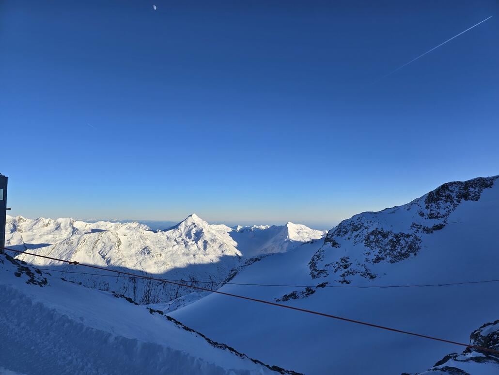 Abendstimmung auf dem Mittelallalin kurz vor Betriebsschluss.
