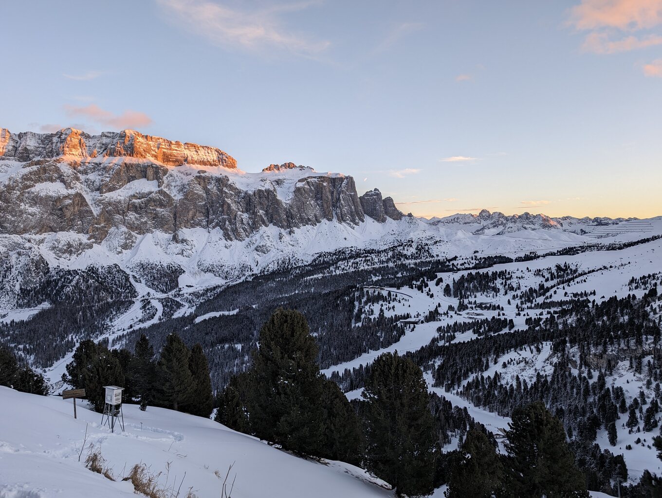 Spätnachmittaglicher Blick ins Hauptgebiet rund um Piz Sella und Seteur