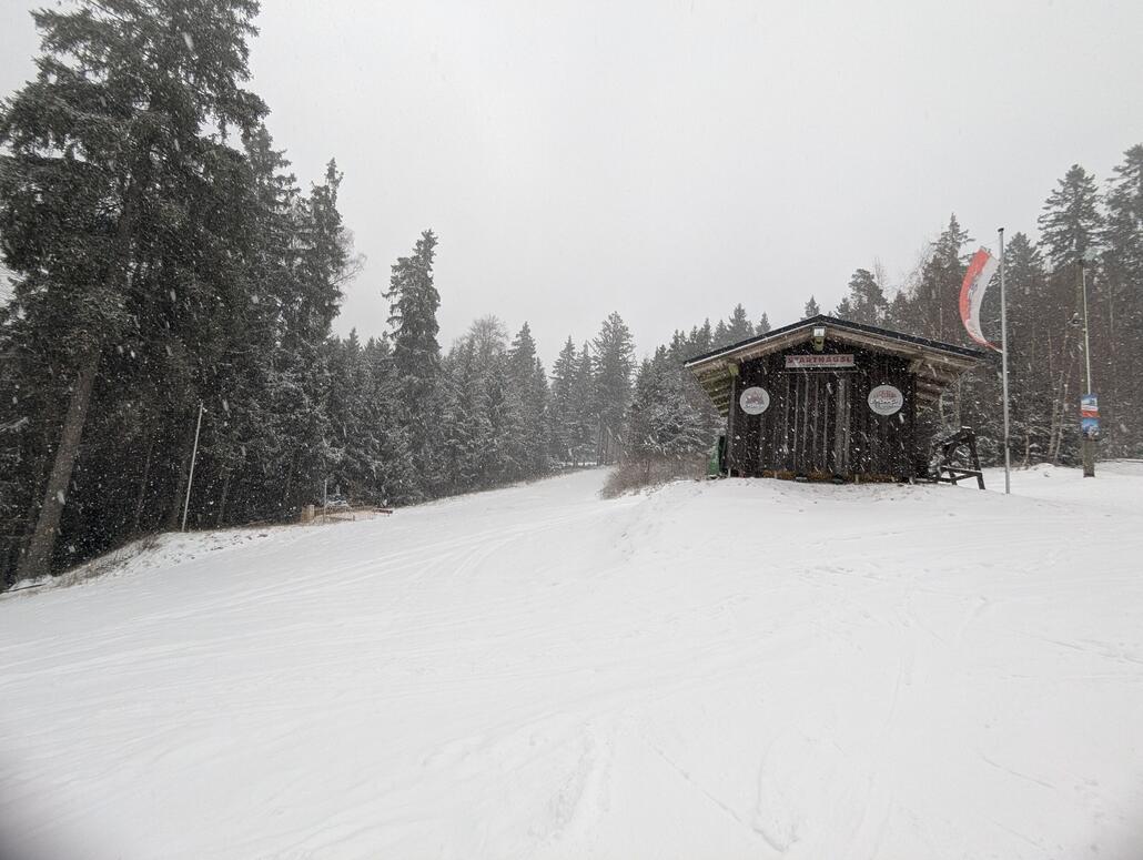 Blick auf den Hüttenlift, Zubringer zufrieden geschlossenen Parallelpiste