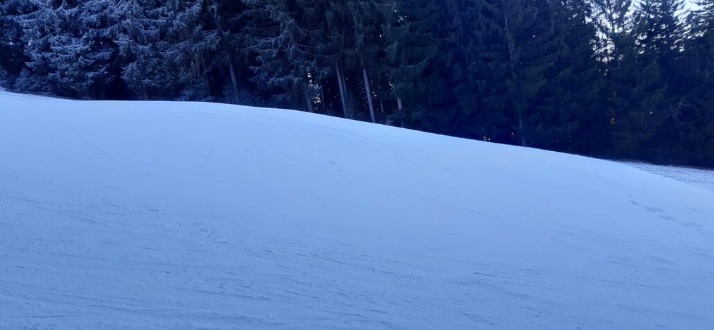 Im Steilhang mit Kunstschneehaufen