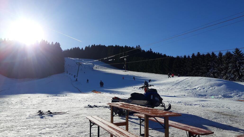 An der Talstation vor dem Kiosk Blick auf die Piste.