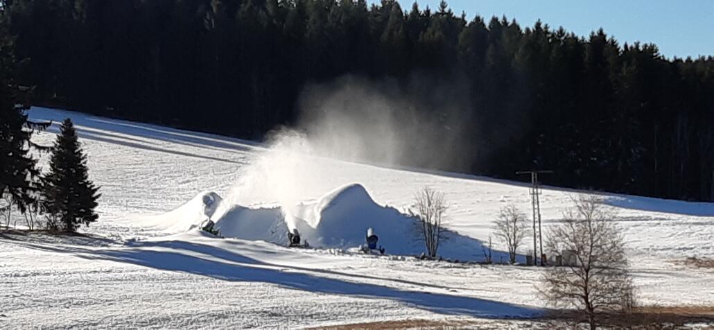 Der Liftnachbar hat gut beschneit für die Loipe.