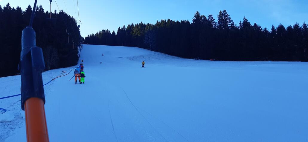 Blick vom Lift auf die Piste. Noch im Schatten.
