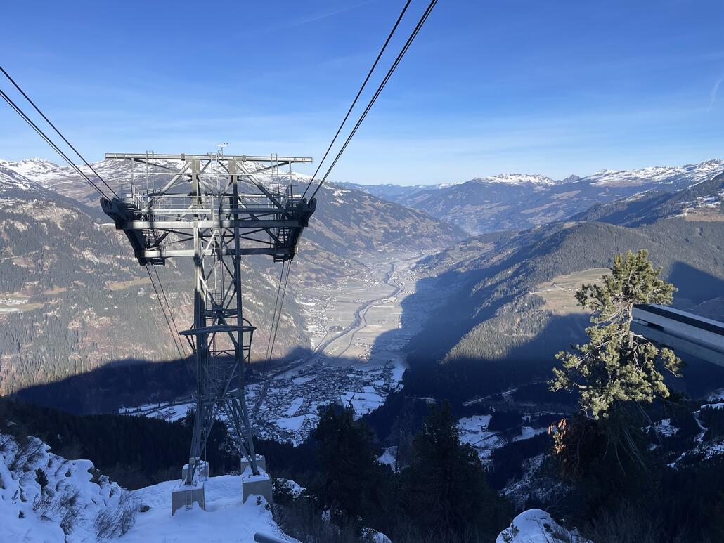 Blick von der Bergstation Ahornbahn ins grüne Zillertal