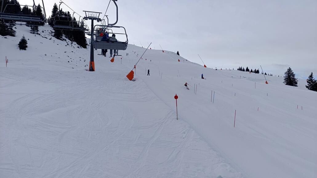 Diese Piste musste mein Hund mal hochlaufen, weil der Liftler die Mitnahme untersagte.<br />War an einem Tag, als die Piste nur Schnee aus dem Depot hatte und er Mühe hatte unterhalb des Sessellift Schritt zu halten.