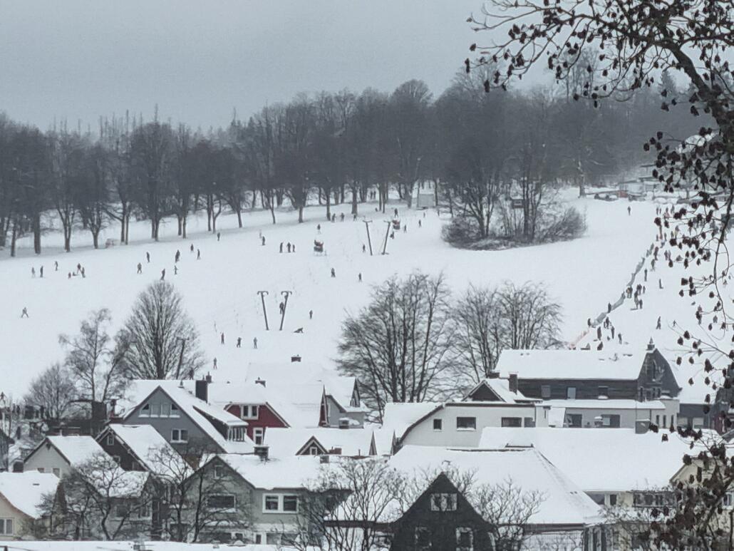 Gestern hat in Braunlage zumindest der Schlepplift an der Rathauswiese geöffnet. Genau an diesem Hang habe ich als 15 jähriger das erste mal auf Skiern gestanden.<br />Im rechten Teil befindet sich der Rodelbereich