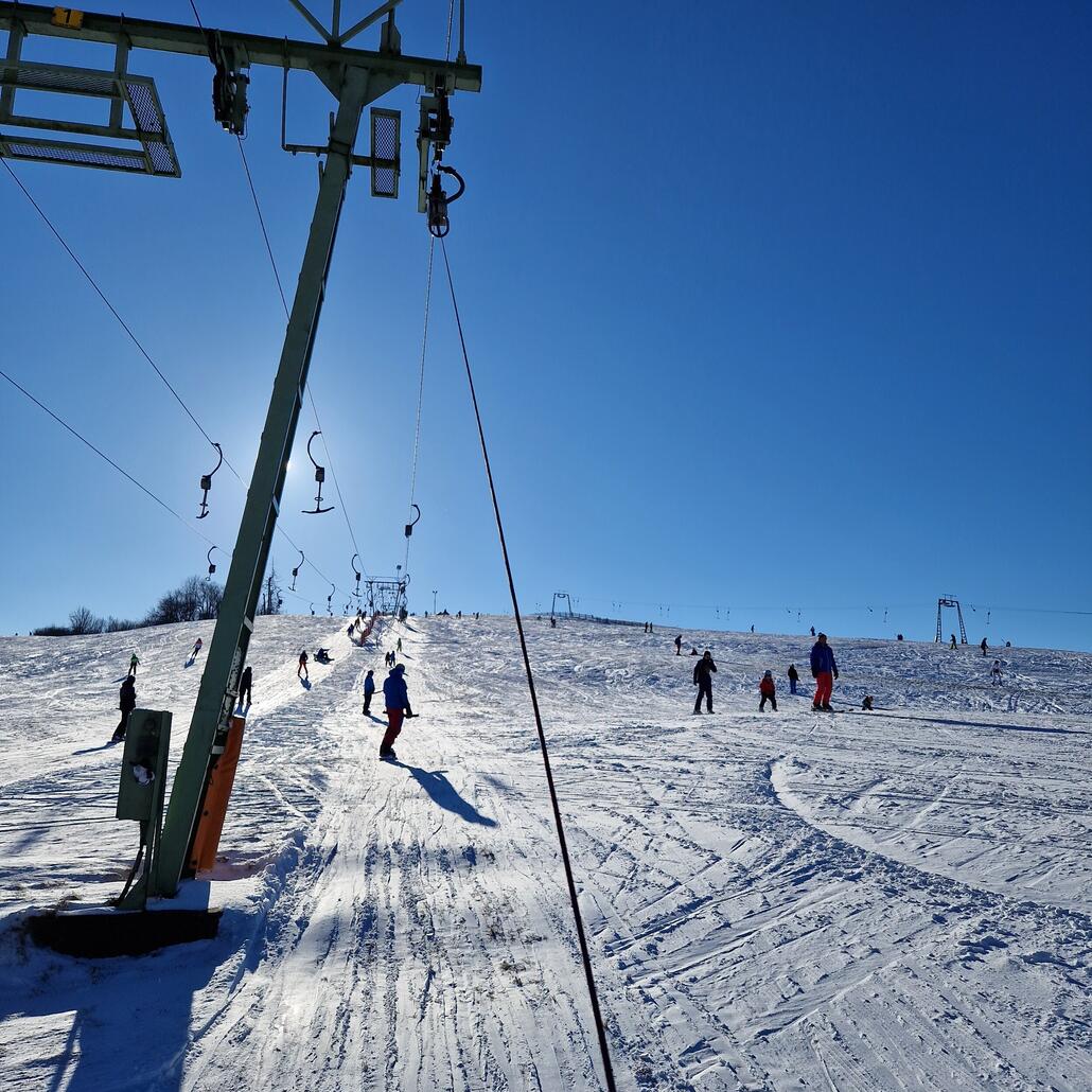 Mittig der Doppelschlepplift als Kurzbügler und rechts davon ein weiterer Schlepplift