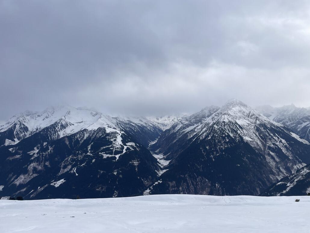 Blick gen Ahorn von weiter oben - Wolken zogen auf