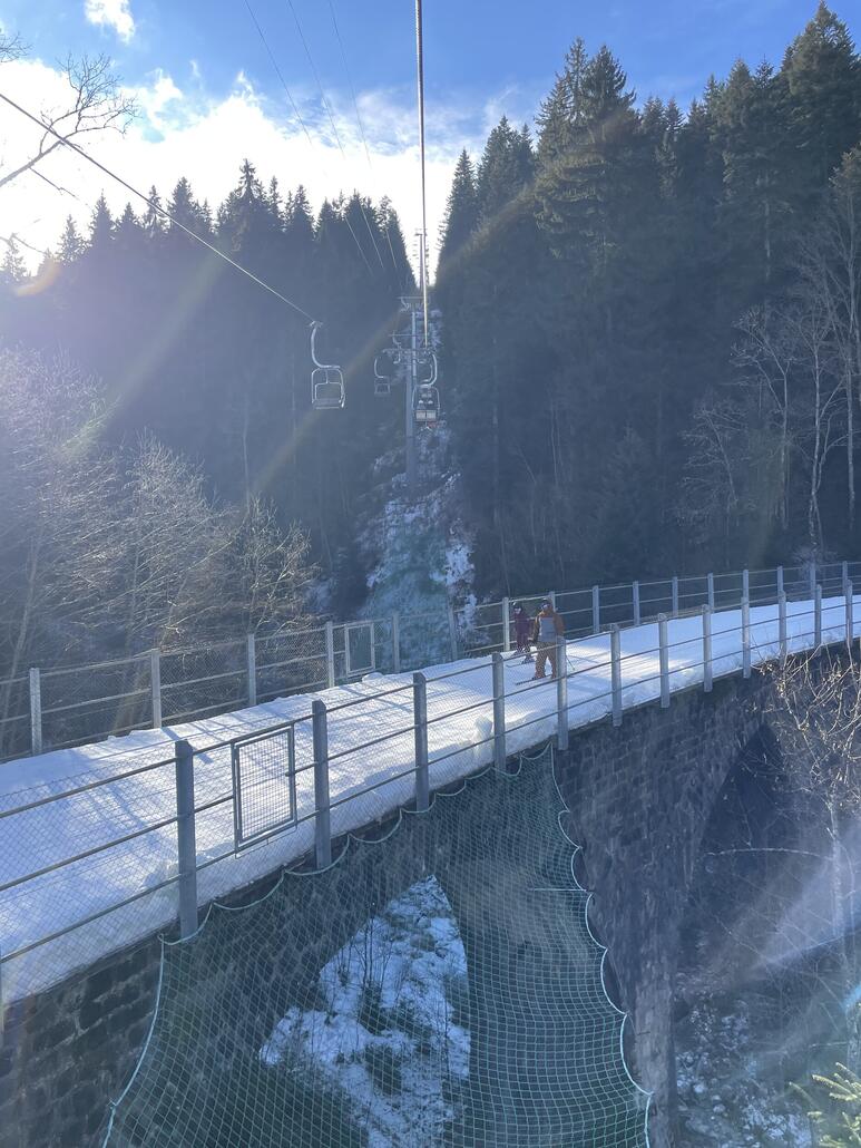 IMG_7853.jpeg (1 MiB) 2188 mal betrachtet Weiter in Oeschseite über die coole Piste auf Brücken.