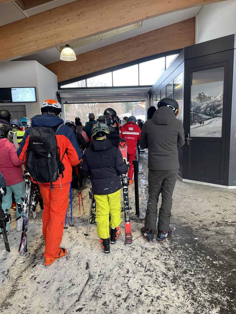 IMG_7857.jpeg (1.08 MiB) 2188 mal betrachtet Talstation in Saanenmöser, wohl die längste Wartezeit gewesen für mich.