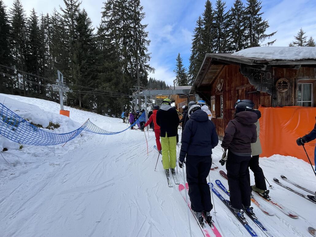 IMG_7861.jpeg (1.12 MiB) 2188 mal betrachtet Auch beim Lochstafel SL kurze Wartezeit, dient gut als Entlastung zur KSB, aber erschliesst nur minim mehr Piste.