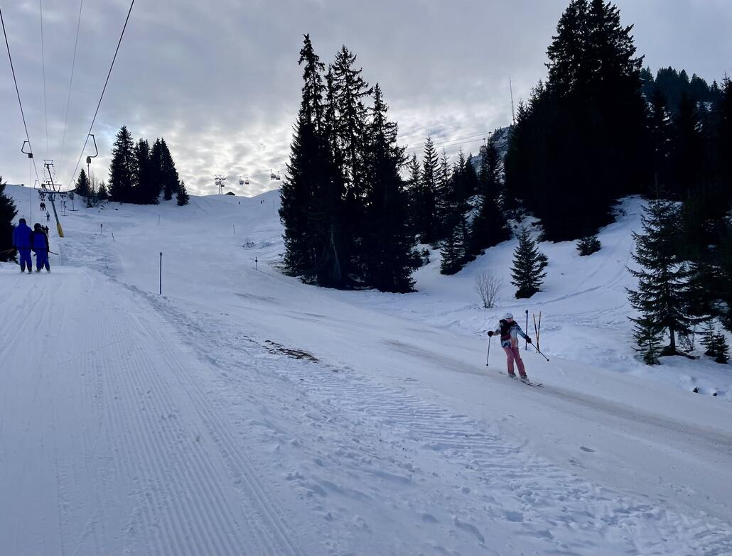 IMG_7864.jpeg (704.7 KiB) 2188 mal betrachtet Die Piste daneben recht braun, hat aber auch ein Hinweisschild oben.