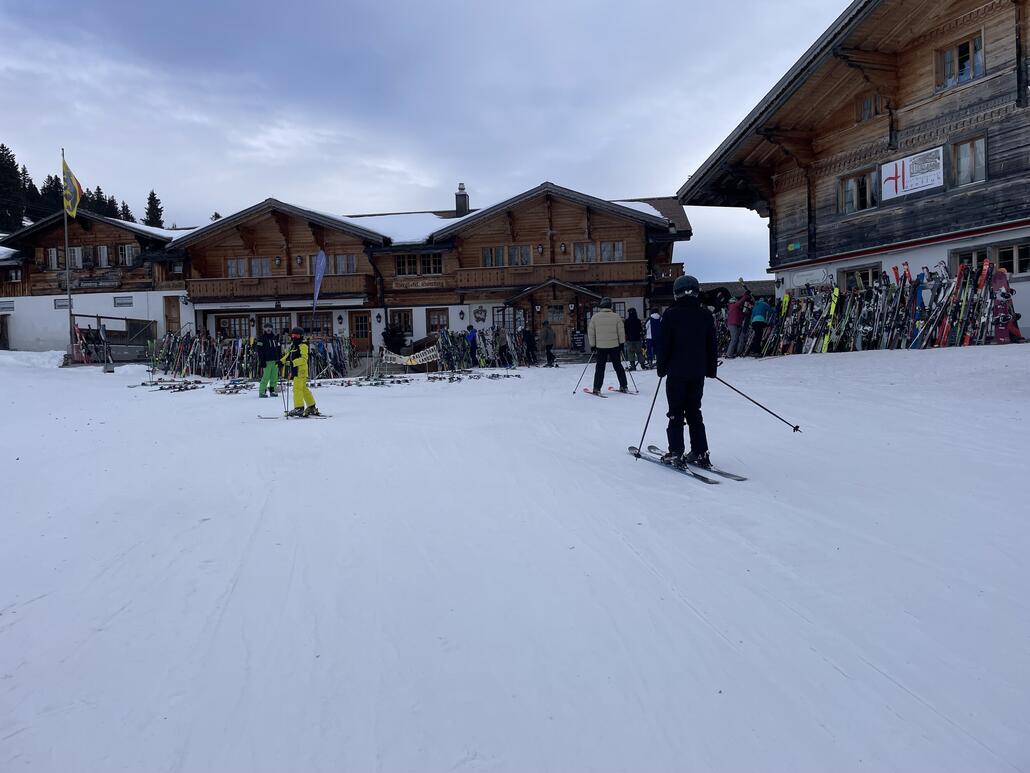 IMG_7872.jpeg (600.44 KiB) 2188 mal betrachtet Zum Hüenerspiel SL muss man hier durch, hat Charme!