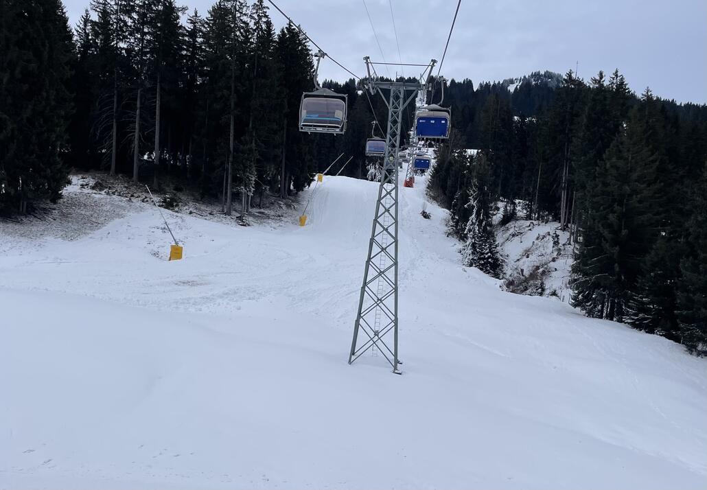 IMG_7884.jpeg (598.68 KiB) 2188 mal betrachtet Weitere Varianten wurden intensiv vorbereitet, momentan unten nur eine Piste offen, stark abgerutscht