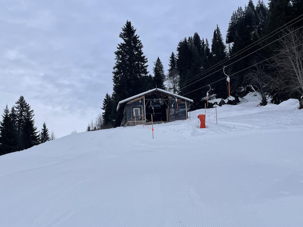 IMG_7890.jpeg (637.7 KiB) 2188 mal betrachtet Bergstation, schön ist der reaktiviert! Frage mich nur weshalb die Pisten nicht korrekt eingetragen sind und auf dem Plan hier nix startet?