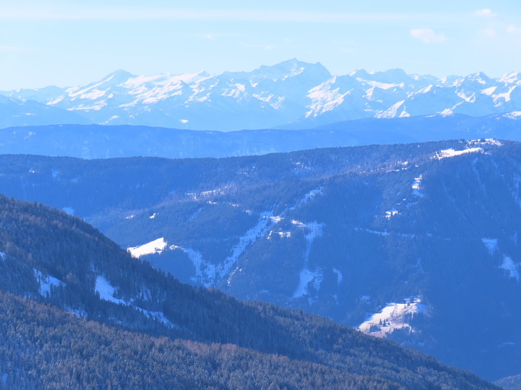 Teleblick nach Südwesten. Richtung Presanella und Monte Care Alto. Der Fernblick war aber an diesem Tag nicht ganz so grandios wie an anderen Tagen, die ich dort erlebt habe. Vor allem Richtung Alpenhauptkamm nach Norden verdeckten einige Wolken die Sicht.