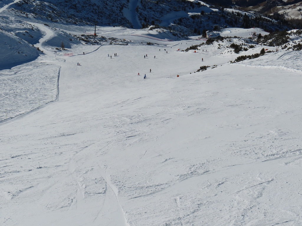 Breite Piste zwischen Schlepplift und Sesselbahn