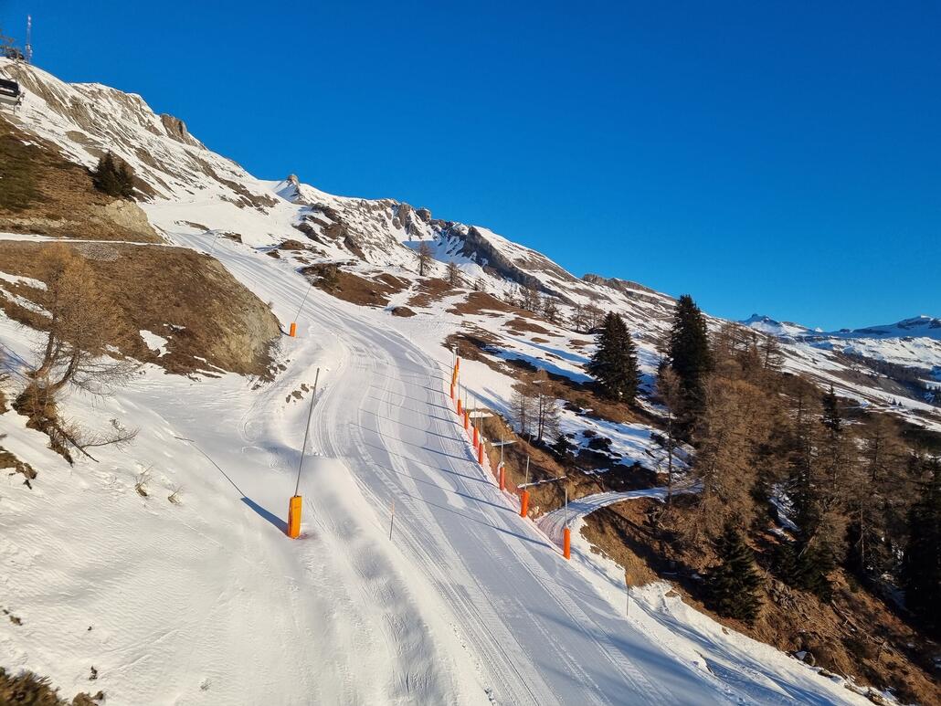 Talabfahrt. Ohne Kunstschnee wäre wenig möglich. Piste zur Mittelstation hart, aber sehr griffig