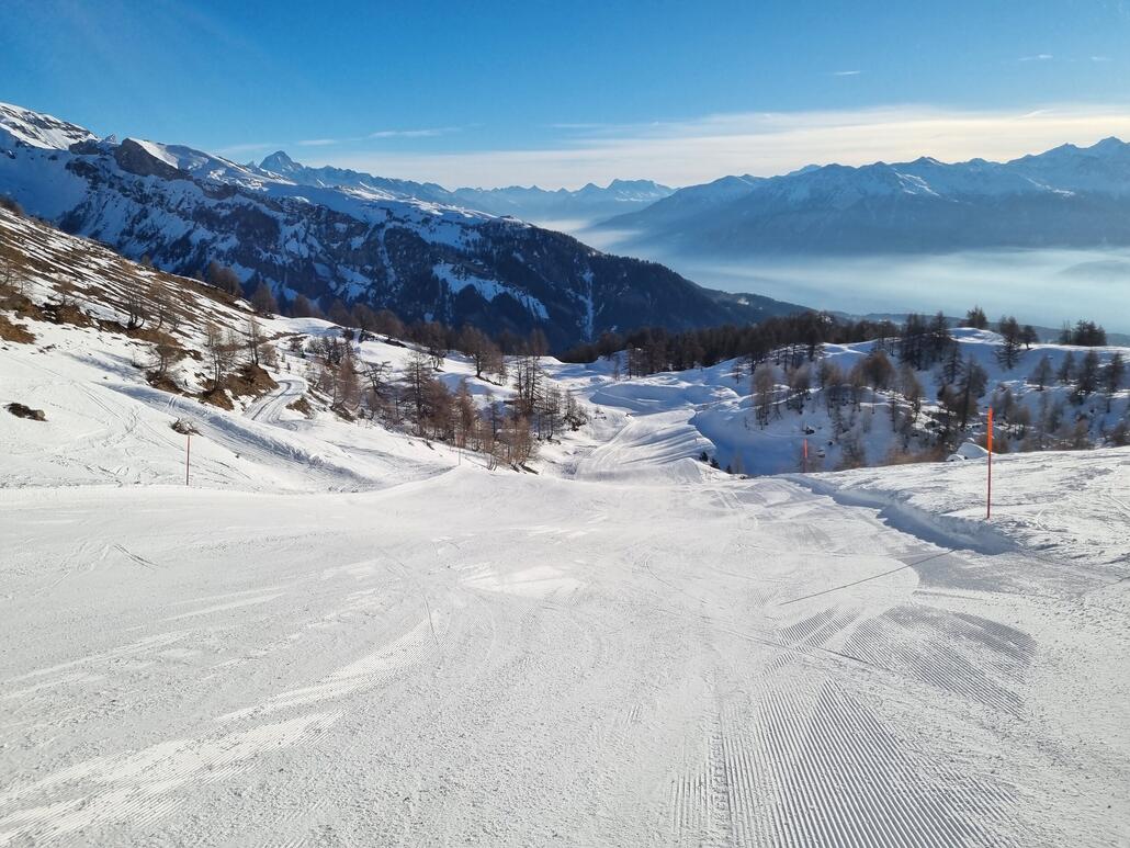...weiter unten aber enorm steinig und nicht möglich zu Umfahren. Hier braucht es dringend Schnee.<br />Bei der ersten Abfahrt wollte ich erst keine Schwünge im Steinfeld machen und bin lieber Schuss rüber. Das in Kombination mit der bei der Schneelage noch mehr ausgeprägten Kupierung der Piste ist schwierig