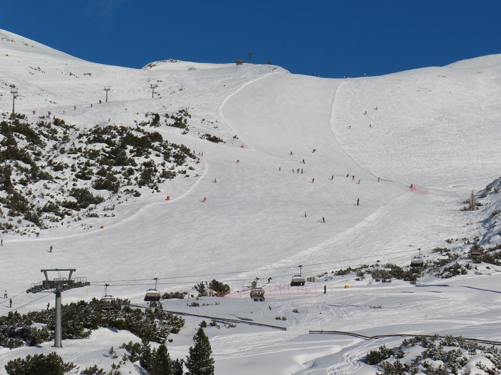 Blick auf den oberen Bereich von dem Verbindungsziehweg von der EUB zu den Liften im oberen Bereich.