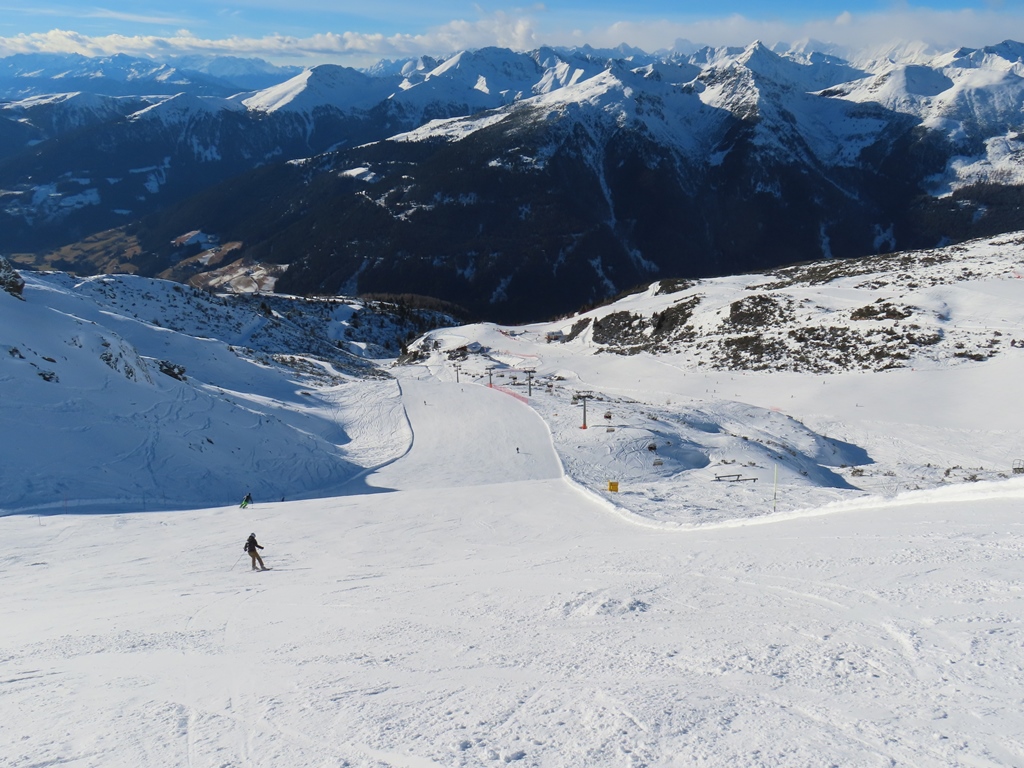 Steilhang der Jochpiste von oben mit Panorama