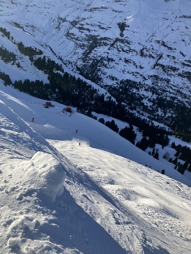 Pistenraupen am Abend