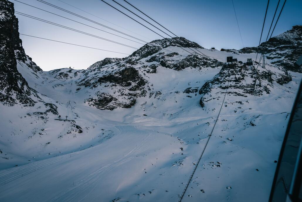 Blick aus dem Alpin Express Richtung Felskinn. Am Egginerjoch fehlt noch der Schnee. Dort gab es früher ein Sommerskigebiet, kaum zu glauben aus heutiger Sicht an meinem Erstbesuch.