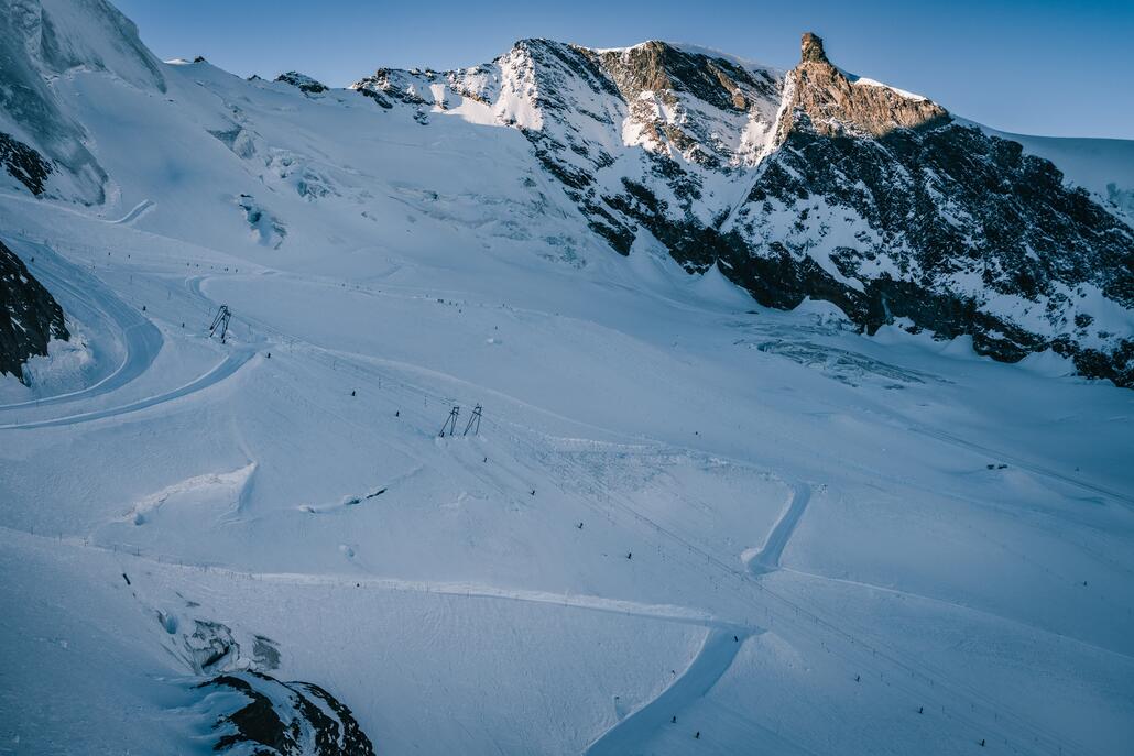 Die Gletscherschlepplifte liegen im oberen Bereich im Dezember weitestgehend im Schatten.