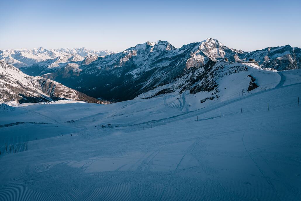 Blick von der Piste Metro ins Saastal.