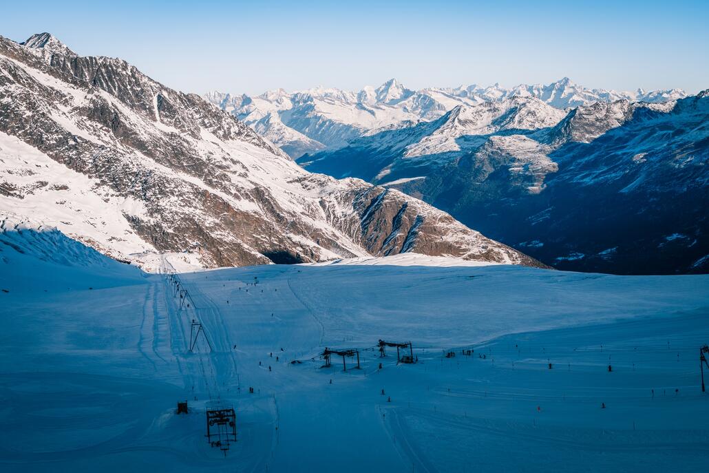 Talstation von Allalin 4/5 und Bergstation des langen Panoramalifts.