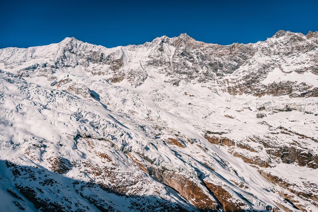 Aus dem Sessellift hat man einen tollen Blick auf die Viertausender. Das müssten von links nach rechts das Täschhorn, Dom und Lenzspitz sein.