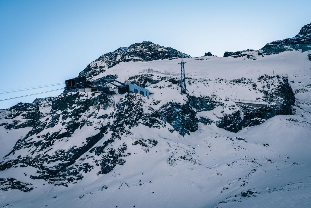 Felskinnstation. Links ging es wohl früher auf den Gletscher direkt auf die Piste. Es gibt auch noch alte Schleppliftstation auf dem Bild.