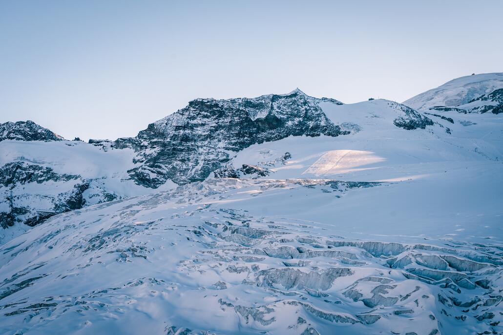 In der Sonne liegt hier die Piste 17b "Gletscherpromenade", welche wirklich genial ist, jedoch leider auch aufwendig für Wiederholungsabfahrten.