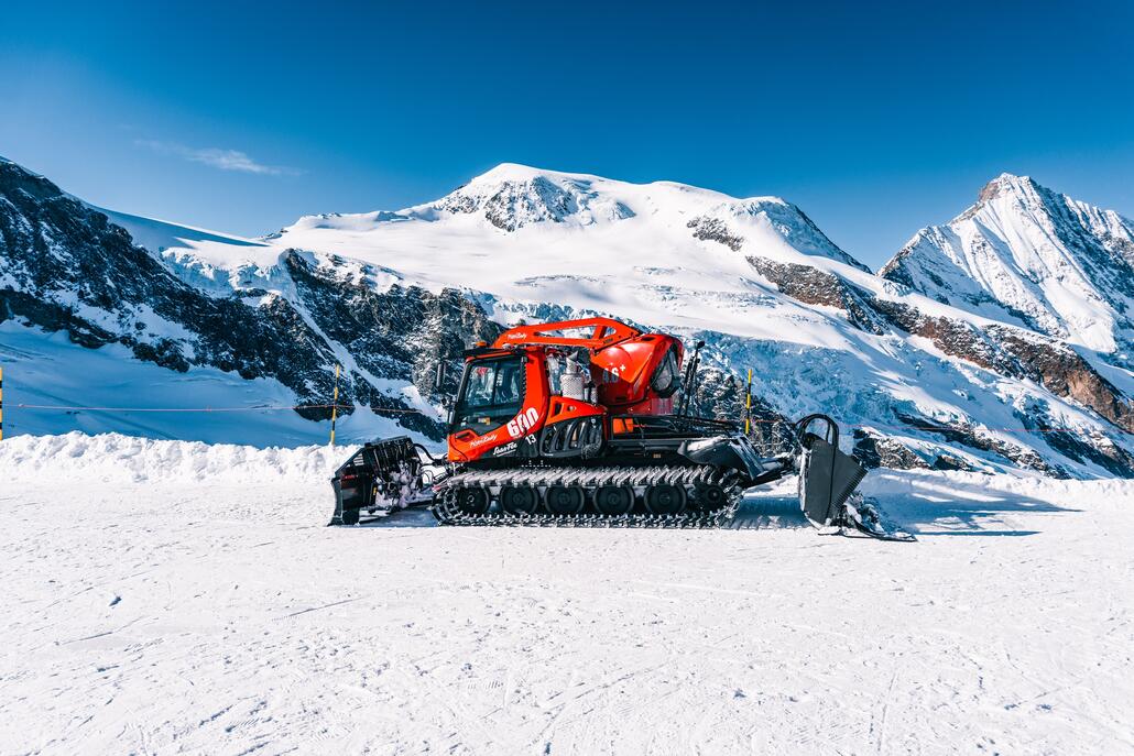 Ich als gebürtiger Schwabe treffe ein schwäbisches Produkt in Saas Fee; der Bully wurde fotogen geparkt :-)