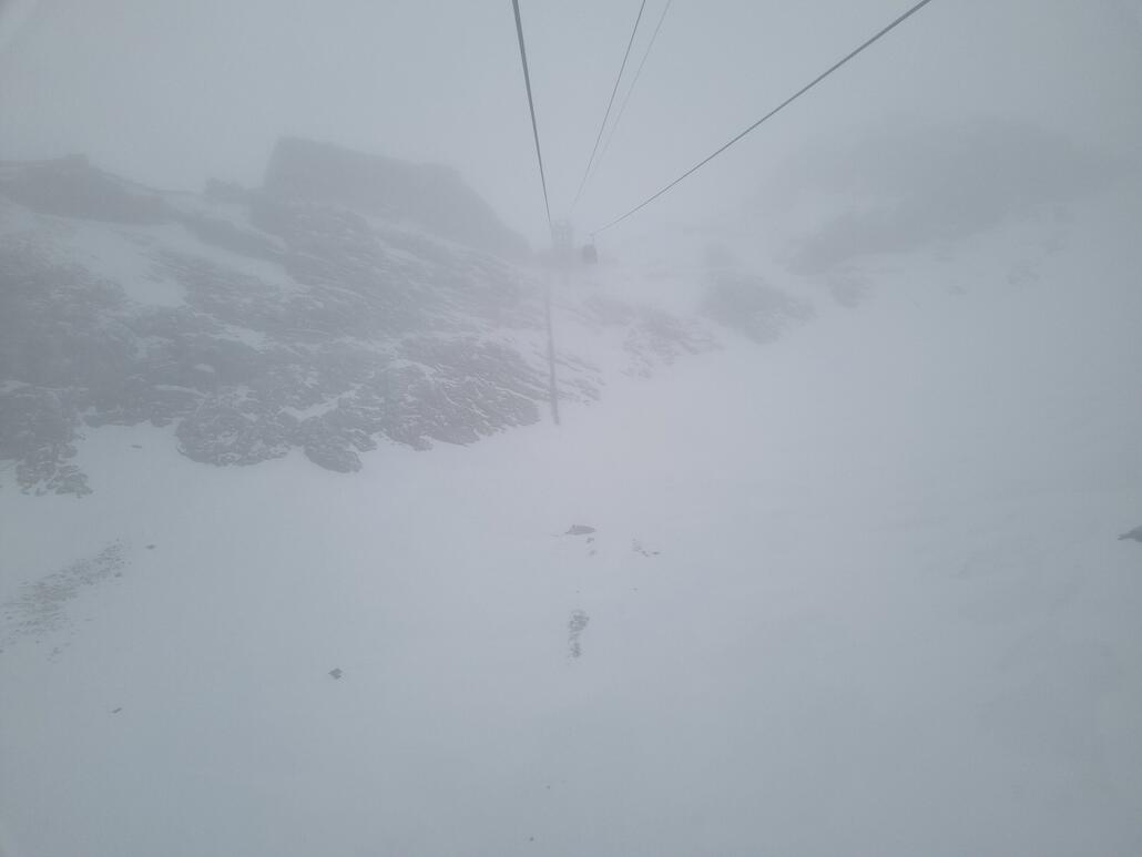 20260108_101807.jpg (351.49 KiB) 1983 mal betrachtet In der Videmanette TC. Teilweise grenzwertig windig. Ab dem Vormittag lief die Bahn nicht mehr durchgehend, stattdessen liefen immer Pakete mit 3 Kabinen