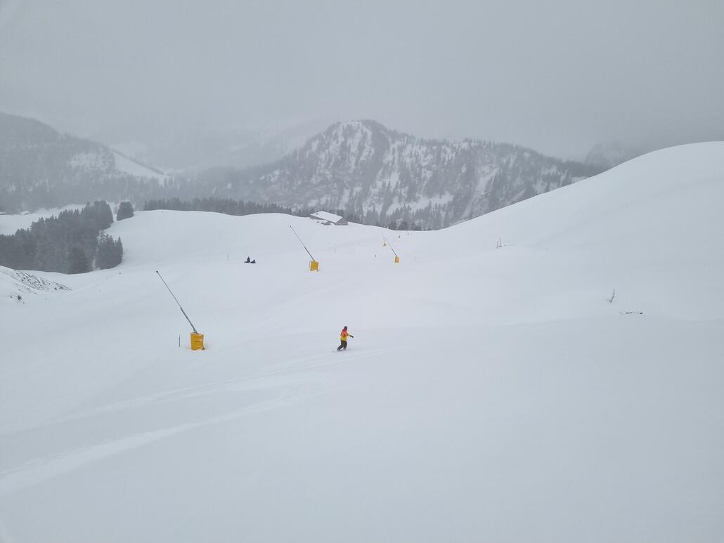 20260108_151126.jpg (328.24 KiB) 1983 mal betrachtet Durch den starken Schneefall heute grösstenteils abseits unterwegs.<br />Die Eggli und Les Gouilles Sessel waren dafür perfekt heute