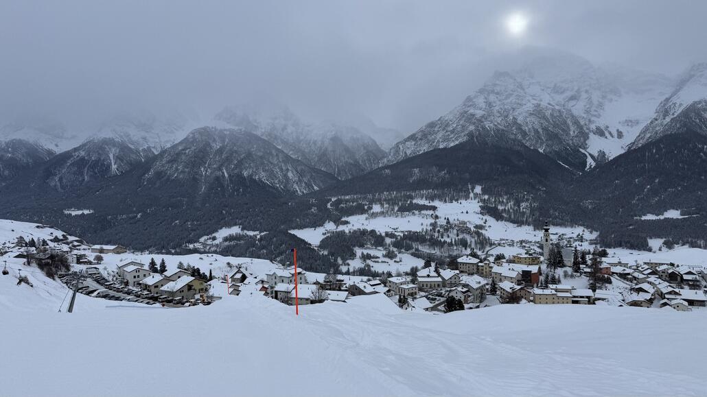 Fast in Ftan. Es geht gut - gut präpariert und ein Hauch Neuschnee.