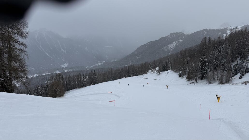 Auf der doch sehr blauen Abfahrt nach Ftan carvt es sich schön - Runde 4 folglich
