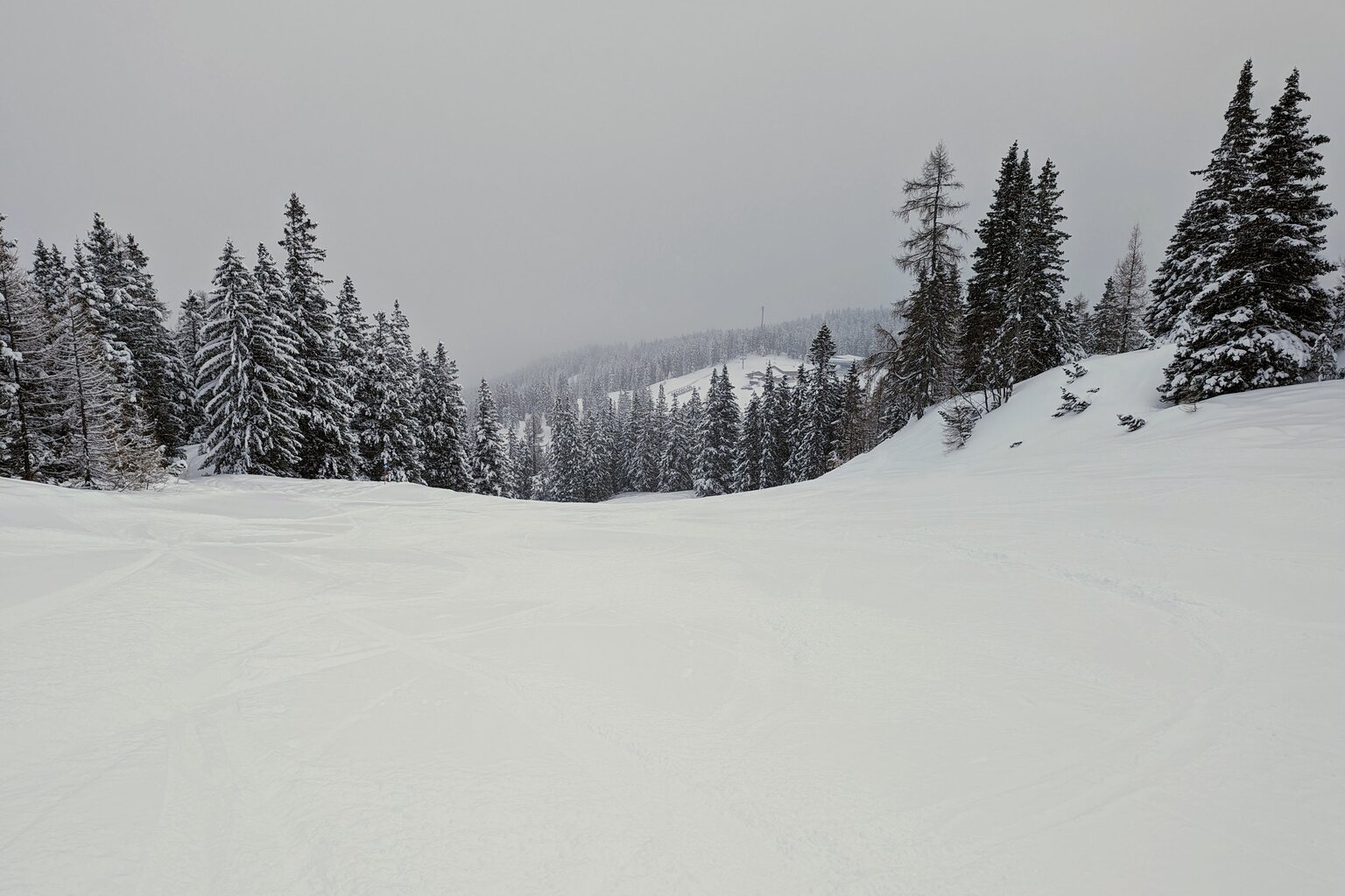 Piste (9 blau) Waldabfahrt - viele (auch offizielle) Skipläne zeigen weiterhin nicht den vor ein paar Jahre realisierten unteren Teil der Piste an