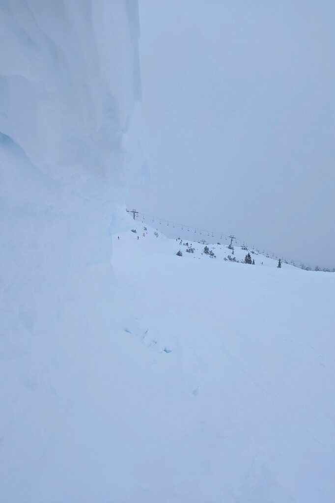 Kann man nicht wirklich gut erkennen, aber am Pistenrand war bergseitig teils ein Schneekante von über 2m Höhe!