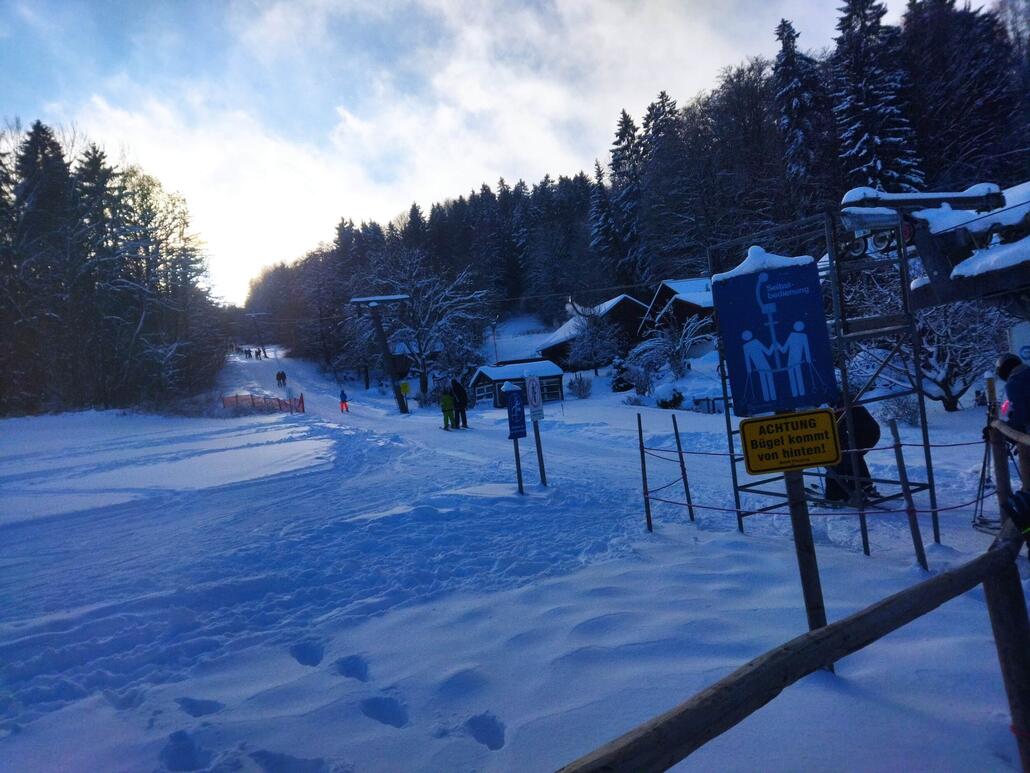 Lifteinstieg (Wartezeit immer ca 1-2 Min), trotzdem viel Platz auf der Piste