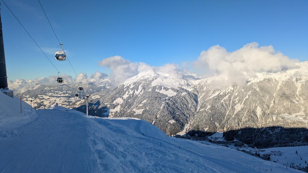 Links die Piste 21 (blau) unter der Valisera-Bahn (2)