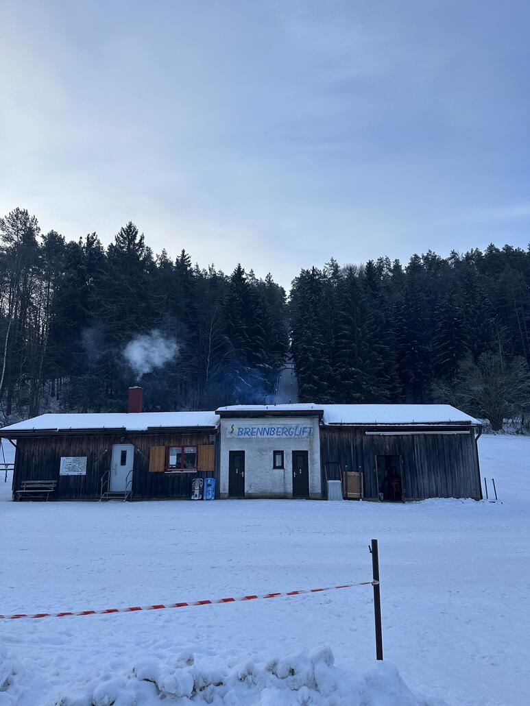 Ankunft am Parkplatz kurz vor 9, der Lift läuft bereits :)